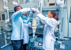 Studerende midt i et laboratorieforsøg ved University of Global Health Equity.