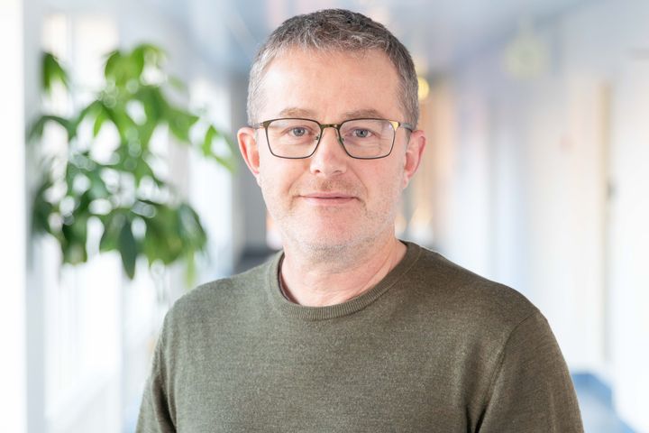 Studiet ser på samtlige sager sendt til undersøgelse ved landets tre retsmedicinske institutter gennem to år. Resultaterne giver især grund til at være opmærksom på alkohol, fortæller seniorforsker Jørgen Bo Hasselstrøm fra Institut for Retsmedicin på Aarhus Universitet. Foto: Simon Fischel/AU