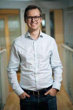 Professor Nicolai Birkbak, fra Institut for Klinisk Medicin på Aarhus Universitet, har sat det lille, skrumpende organ thymus under forskningsluppen – og nu viser hans forskning, at vores thymus spiller en afgørende rolle for immunforsvaret, effekten af kræftbehandling og risikoen for hjerte-kar-sygdomme gennem hele livet.