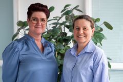 Forfatterne Anette Dahl Elgaard og Lise Frost (th) håber, at bogen bliver læst af bl.a. læger, sygeplejersker, lærere, pædagoger, socialrådgivere, sundhedsplejersker og politibetjente.