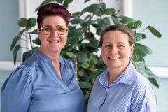 Forfatterne Anette Dahl Elgaard og Lise Frost (th) håber, at bogen bliver læst af bl.a. læger, sygeplejersker, lærere, pædagoger, socialrådgivere, sundhedsplejersker og politibetjente.