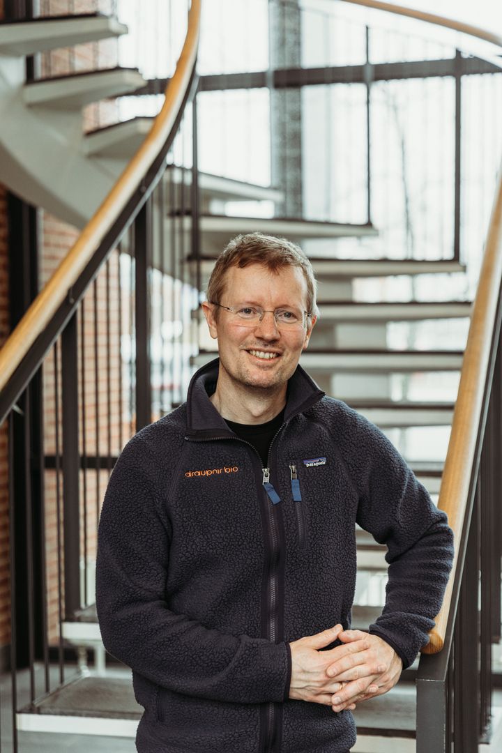 Forskere fra Aarhus Universitet og biotech-virksomheden Draupnir har fundet en ny måde at få kroppen til selv at rydde op i skadelige proteiner, og det kan føre til et gennembrud i behandlingen af sygdomme som gigt og demens, fortæller lektor Simon Glerup fra Institut for Biomedicin på Aarhus Universitet og medstifter af Draupnir Bio.