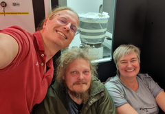 Forskerselfie. Verdens største hajhvirvel blev scannet i Aarhus Universitets mikro-CT-scanner, som er én af de få i Danmark, der kan scanne store genstande ved meget høj opløsning. Fra venstre: Lektor på AU Henrik Lauridsen, lektor og specialdyrlæge på AU Aage Kristian Olsen Alstrup og leder af Museum Sønderjyllands naturhistoriske afdeling Mette Elstrup. Privatfoto
