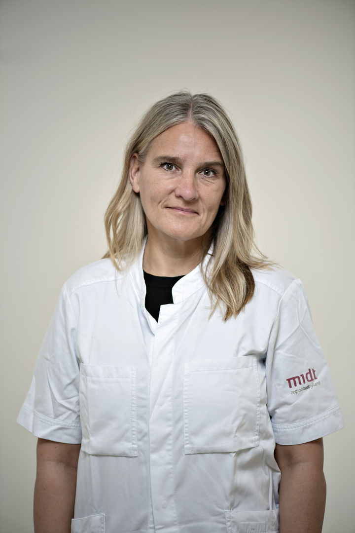 Camilla Kronborg er ph.d. og speciallæge i klinisk onkologi. Siden 2021 har hun været overlæge på Dansk Center for Partikelterapi ved Aarhus Universitetshospital, og den 1. september tiltræder hun som klinisk professor.