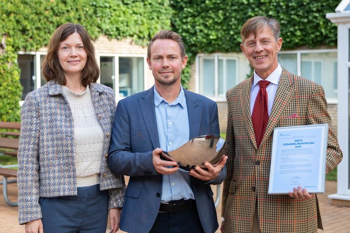 Foto fra prisoverrækkelsen. Fra venstre: Siri Beier Jensen, institutleder Institut for Odontologi og Oral Sundhed, Peter Stoustrup, professor og leder af Sektion for Ortodonti/videreuddannelsen i ortodonti og Claus Malta Nielsen, enhedschef i Sundhedsstyrelsen.