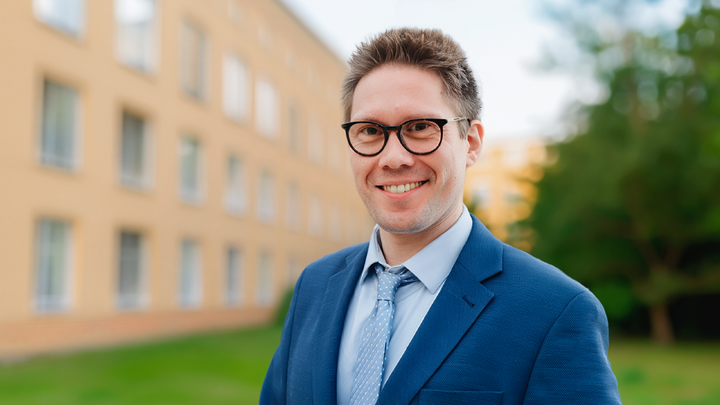 Ulrik Bak Kirk, ph.d.-studerende på Aarhus Universitets Institut for Folkesundhed, har været med til at undersøge, hvilke former for behandling og støtte personer med endometriose og adenomyose selv finder relevante.