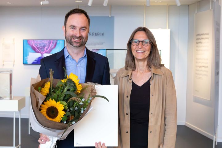 Kollegaer, familie og venner var samlet, da dekan Anne-Mette Hvas overrakte prisen, som hvert år tildeles en yngre forsker, der udmærker sig ved enestående kreativitet, produktivitet og potentiale til at blive internationalt førende inden for sit forskningsfelt.