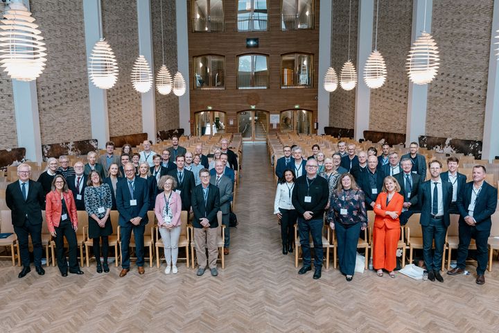 Honorary Skou-professorer og deres danske samarbejdspartnere var samlet på Aarhus Universitet den 8. oktober 2026, hvor Det Sundhedsvidenskabelige Fakultet fejrede og indsatte 13 nye professorer.