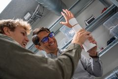 Det vakte jubel i laboratoriet på Aarhus Universitet, da en forskergruppe lykkedes med at skabe en sensor, der kan efterligne mekanismerne i kroppens sanseceller. Det kan være første skridt på vejen mod proteser, som kan kobles på nervesystemet. På billedet ses Rassoul Tabassian og Jeppe Don