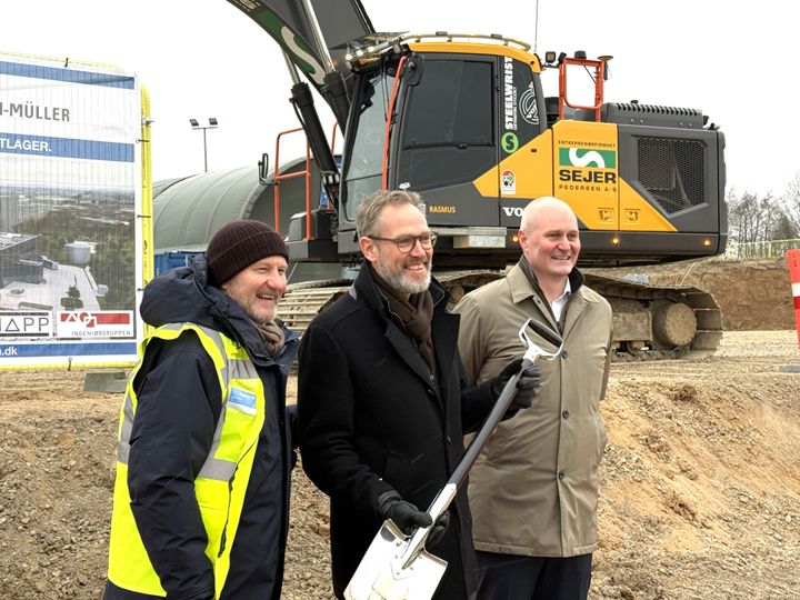 Fra venstre: Torben Knudsen, Amatech, borgmester Jakob Ville og CEO Christian Søgaard-Christensen, Lemvigh-Müller