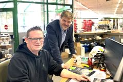 Torben Sørensen, afdelingsleder i butikken i Aarhus og Mikkel Lohmann Davidsen, Vice President for Installation hos Lemvigh-Müller
