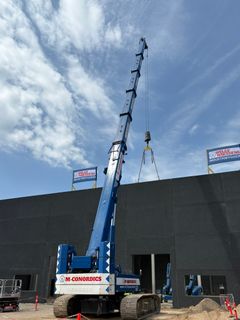 Det sidste betonelement ud af 2.500 monteres