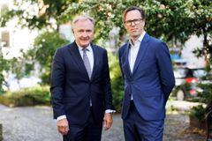 Fra venstre: Carsten Dilling, bestyrelsesformand, Terma og Mikkel Svenstrup, investeringsdirektør, ATP