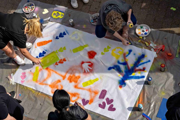 Billedet viser unge, der skaber graffitikunst ved studiestartseventet Hjørring LIVE
