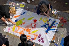 Bileldet viser unge, der skaber graffitikunst ved studiestartseventet Hjørring LIVE