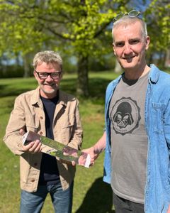 Leif Lund Jakobsen og kunstner Morten Lykke med den nye statuette