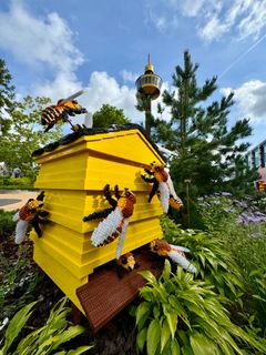 Nye LEGO® bier foran nyt anlagt blomsterbed