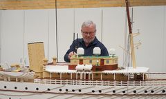 Jan Mouritzen er leder af modelafdelingen i LEGOLAND® Billund. Her står han ved Kongeskibet Dannebrog bygget med 225.000 LEGO® klodser.