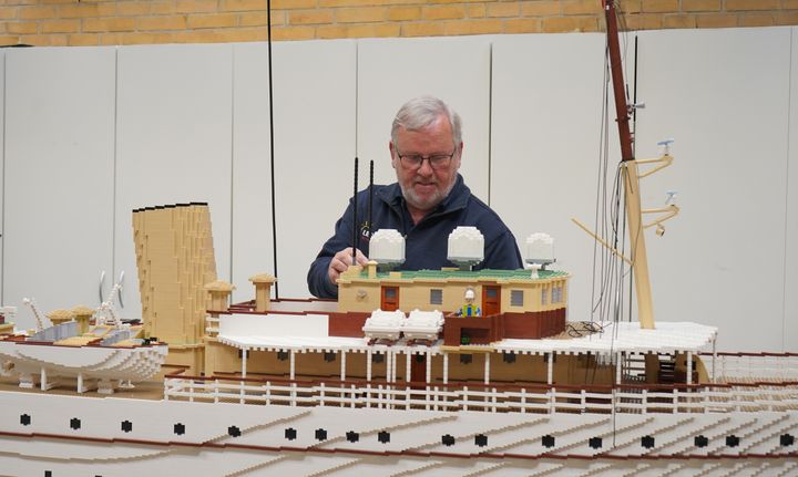 Jan Mouritzen er leder af modelafdelingen i LEGOLAND, som lige nu er i fuld gang med at bygge Kongeskibet Dannebrog og et nyt område af København til Miniland.