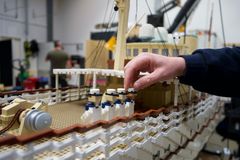 Matroser på dækket af Kongeskibet Dannebrog bygget med LEGO® klodser.