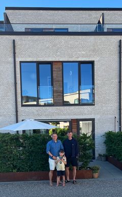 Her ses familien foran deres rækkehuse, som nu er blevet bygget i LEGO.