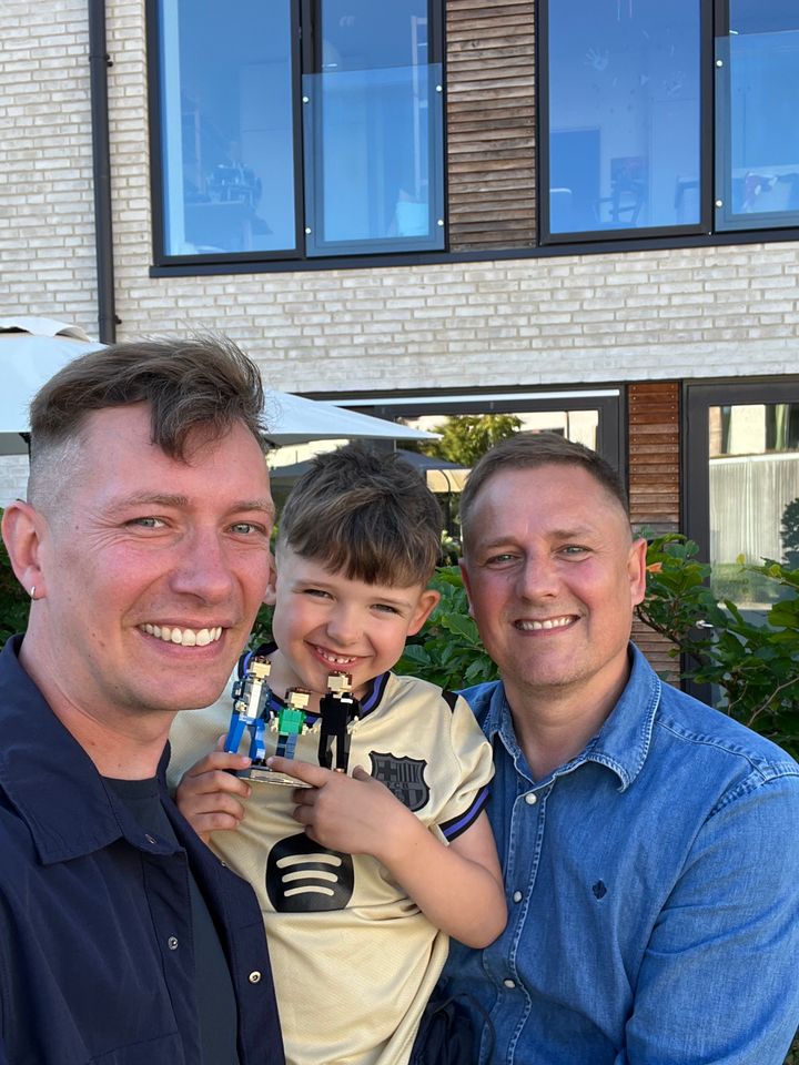 Rasmus Holde, Mads Famme og sønnen Johan på 5 år kan snart finde sig selv i Miniland. Den 1. juli bliver de nemlig placeret på deres egen terrasse i deres eget rækkehus bygget i LEGO. Rækkehuset er en del af det nye område i Miniland, som er inspireret af Københavns Havn.