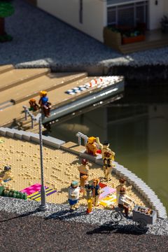 Familien Agerlin Lunds LEGO® figurer har taget plads på stranden ved Havnevigen.