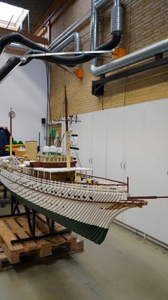 Den nye model af Kongeskibet Dannebrog, der har erstattet den originale.