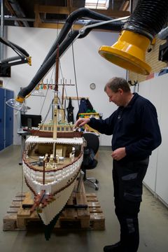 Tilbage i foråret blev der bygget på den nye og større model af Kongeskibet Dannebrog i modelafdelingen.