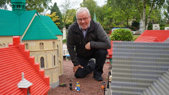 Jan Mouritzen, leder af modelafdelingen i LEGOLAND Billund, står på billedet ved siden af Ribe Domkirke i Miniland. Ribe er en af de byer, der snart bliver pyntet med græskar og spøgelser.