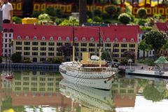 Den nye model af Kongeskibet Dannebrog i Miniland.