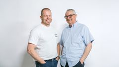Onsdag den 13. maj får den nye podcast VLADO OG BERTHELSEN premiere. Her inviterer den erfarne færdselsekspert Vlado Lentz og politibetjent Christian Berthelsen lytterne med ind i et univers af personlige historier, trafikoplevelser og samtaler om danskernes adfærd i trafikken.  Hver uge får duoen besøg af en kendt gæst, som deler egne erfaringer med livet på vejene, forholdet til køretøjer og holdninger til trafikkultur og færdsel.