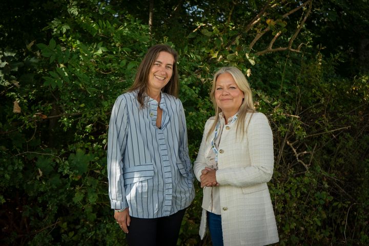 Kathrine Drastrup (tv) fra Solsikkeprogrammet sammen med Marlene Holmgaard Fris (th) fra Andel Energi fotograferet i forbindelse med Andel Energis tilslutning til Solsikkeprogrammet og Solsikkelinjen.