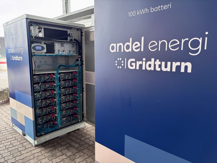 Brugte bilbatterier får nyt liv. Op til 14 bilbatterier kan samles i ét batteri-tårn med en samlet kapacitet på lidt over 100 kWh.