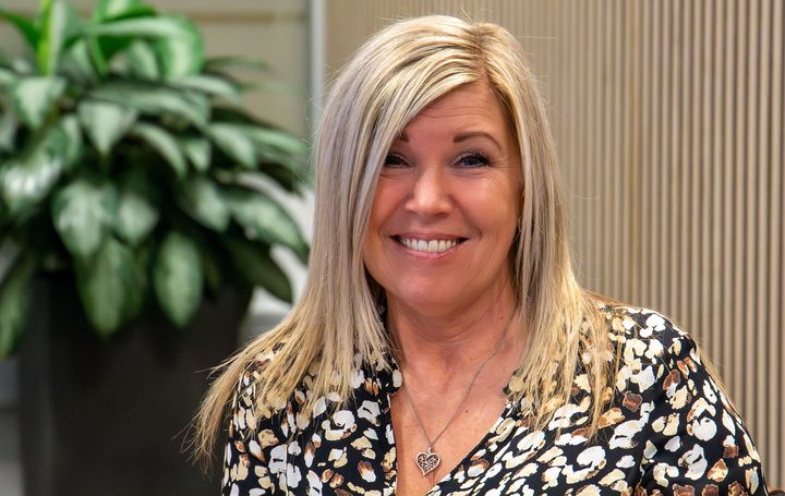 Helle Monrad har den 17. august været ansat i GF Forsikring i 25 år. (Foto: Erik Høirup/GF Forsikring)