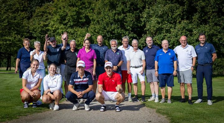 I alt 12 personer modtog prisen "Hverdagens Golfhelte". Her ses de sammen med et par af landsholdsspillerne samt arrangørerne fra Dansk Golf Union og GF Forsikring (Foto: GF Forsikring/Anders Boe)