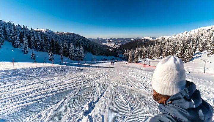 Ny opgørelse fra GF Forsikring viser et fald i antallet af anmeldte skisportsskader. Alligevel er særligt én type skade svær at komme til livs, selvom den nemt kan forebygges. (AI-genereret foto, GF Forsikring)