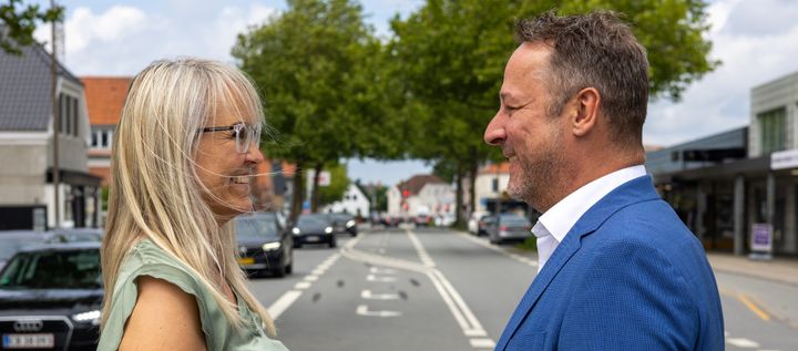 NABOEFFEKTEN: Jette Rosenberg fra Middelfart Sparekasse og Martin Høj fra GF Forsikring vil udnytte synergierne mellem hinandens værditilbud til kunderne. Det vil ske med udgangspunkt i det lokale – som for eksempel her i Odense-forstaden Dalum, hvor sparekassefilialen ligger på den på ene side af vejen og forsikringskontoret på den anden. (Foto: Erik Høirup)