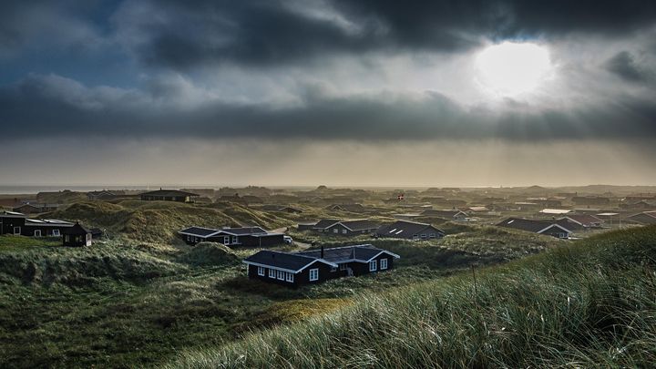 Rigtig mange danskere strømmer i denne tid ud i sommerhusbyer rundt omkring i landet. I den forbindelse opfordrer GF Forsikring til at være opmærksom på en stigende interesse fra også de ubudne gæster. (Foto: Pixabay)