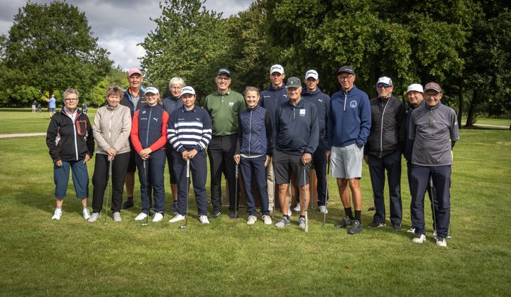 Det medlemsejede GF Forsikring har netop i samarbejde med sin samarbejdspartner Dansk Golf Union (DGU) uddelt prisen ”Hverdagens Golfhelte”, som går til nogle af de mange frivillige ildsjæle, der hver dag lægger mange frivillige timer i deres lokale golfklub. (Foto: GF Forsikring/Anders Boe)