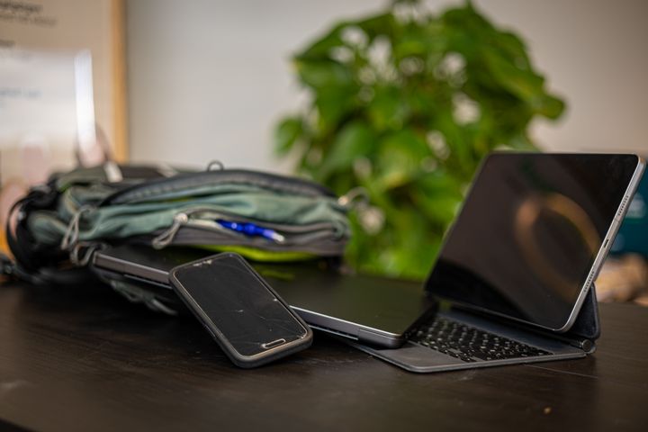 I denne tid, hvor mange unge danskere gør sig klar til livet som studerende, advarer GF Forsikring om risikoen for at dobbeltforsikre sig, når den nye elektronik til studiet skal anskaffes. (Foto: GF Forsikring/Anders Boe)