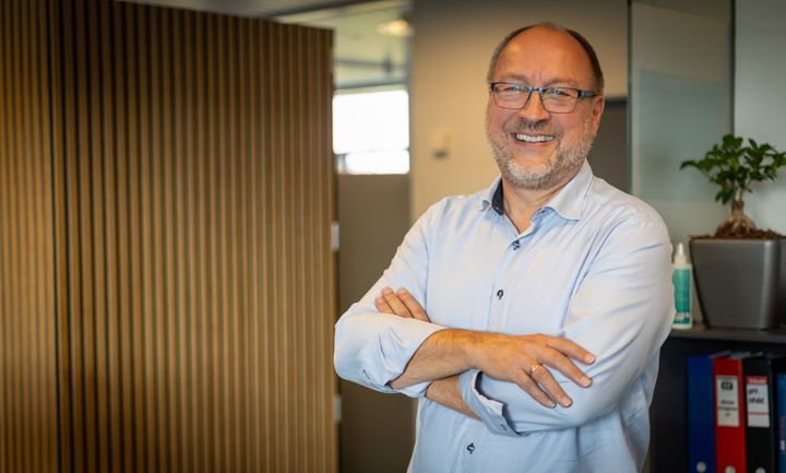 Claus Thorup runder den 1. oktober 40 år i GF Forsikring. Han kan se tilbage på en vild udvikling i måden at arbejde på igennem de seneste fire årtier. (Foto: GF Forsikring/Anders Boe)