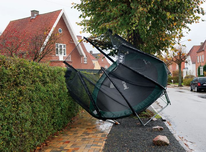 GF Forsikring gør sig klar til regn og storm i weekenden. Selskabet understreger, at man selv kan gøre meget for at forebygge de værste vejrskader (Foto: GF Forsikring/Alex Tran)