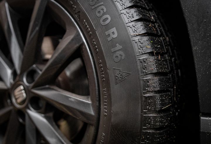 Mange danskere glemmer at skifte dæk på bilen, når Kong Frost banker på, og det kan have konsekvenser for sikkerheden på vejene, advarer GF Forsikring (Foto: GF Forsikring/Chili Nielsen)