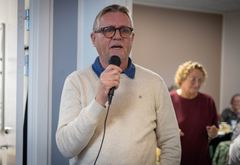 - Hvis vores tilstedeværelse kan forhindre én dårlig oplevelse i nattelivet, så er indsatsen det hele værd, sagde Brian Gerlach, formand for Natteravnene i Haderslev, bl.a. i sin tale. (Foto: GF Forsikring/Anders Boe)