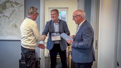 På billedet ses fra venstre Brian Gerlach, formand for Natteravnene i Haderslev, Mads Sandemann, direktør i Erhvervshus Sydjylland og Gunnar Hansen, formand for GF Sønderjylland. (Foto: GF Forsikring/Anders Boe)