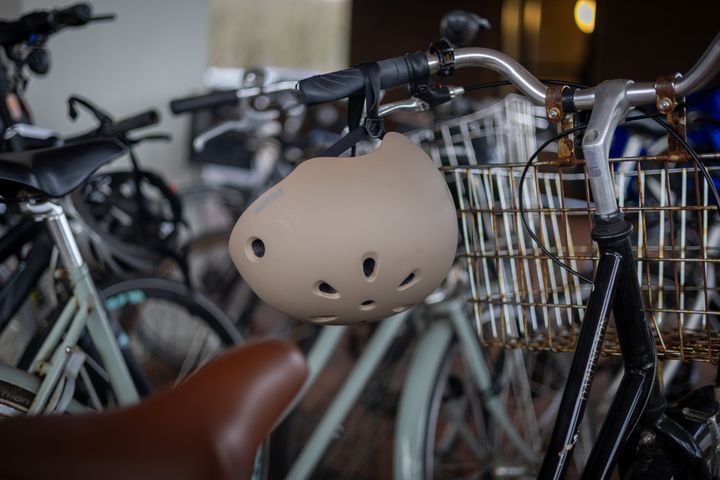 Ifølge en ny undersøgelse, som Human Engage har foretaget for GF Fonden, undlader op mod halvdelen af unge mellem 18 og 29 at bruge cykelhjelm – ofte fordi de føler et socialt pres. ”Bekymrende”, mener GF Forsikring. (Foto: GF Forsikring/Chili Nielsen)