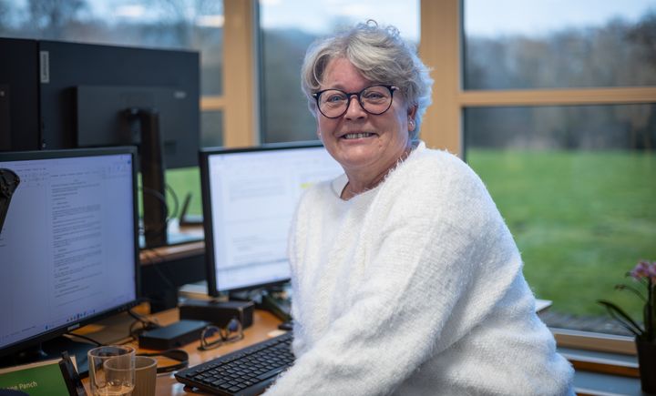 Den 1. januar 2026 kan Lene Panch fejre sit 40-årsjubilæum i GF Forsikring. Undervejs i sin lange karriere har hun altid fundet tryghed i kollegerne og arbejdskulturen i GF Forsikring. (Foto: GF Forsikring/Anders Boe)