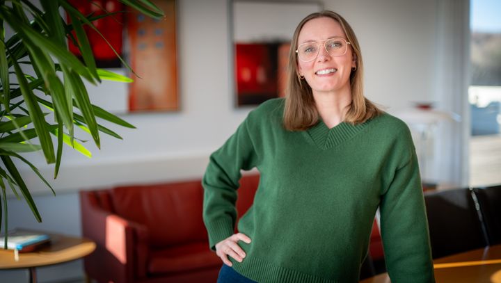 Den 12. februar 2026 kan Mie Stisen fejre 25 års-jubilæum i GF Forsikring. Det har været et kvart århundrede præget af en enorm udvikling, som dog aldrig er gået ud over hendes arbejdsglæde. Tværtimod. (Foto: GF Forsikring/Anders Boe)