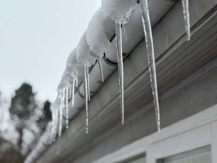 Faldende sne er istapper kan have alvorlige konsekvenser for fodgængere – og som boligejer har man pligt til at sørge for, at sne og is fra taget ikke falder ned og gør skade på nogen, lyder det fra GF Forsikring. (Foto: GF Forsikring/Erik Høirup)